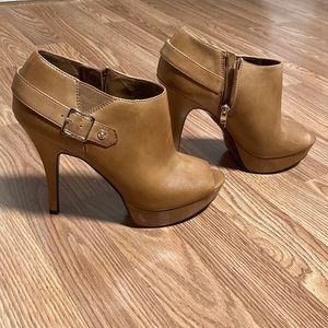Never worn! Gorgeous Tan Leather Peep Toe Booties w/ Zippers & Elastic 5” Heels